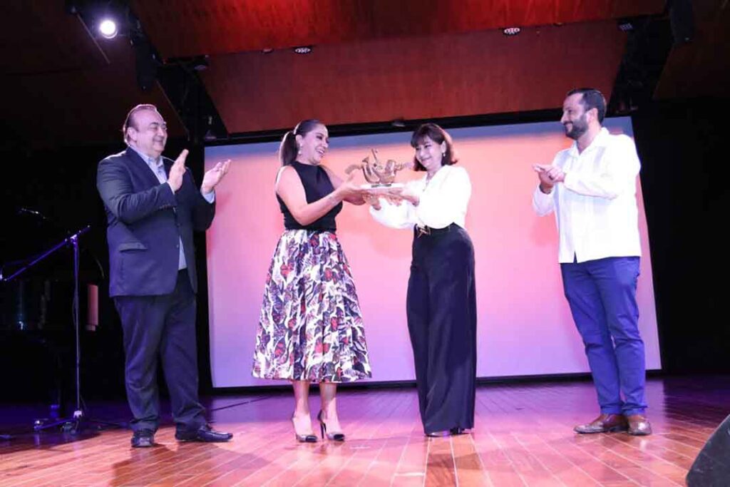 Reconocimiento al legado artístico de Armando Manzanero