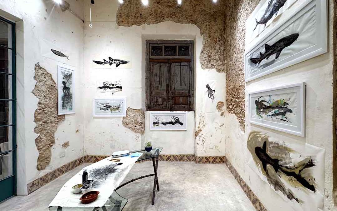 Gyotaku y el eco del mar: la obra de Gustavo Quiroz como ritual de contemplación y encuentro