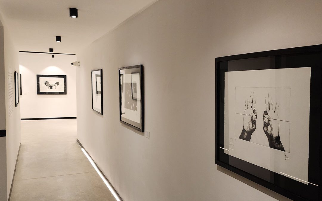 Es lo que hay, la exposición de Enrique “Tente” Miralles que transforma lo cotidiano en trascendental