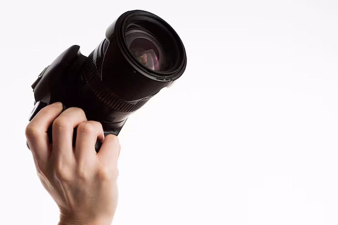 03 00AAfront-view-hand-holding-camera_23-2148775854